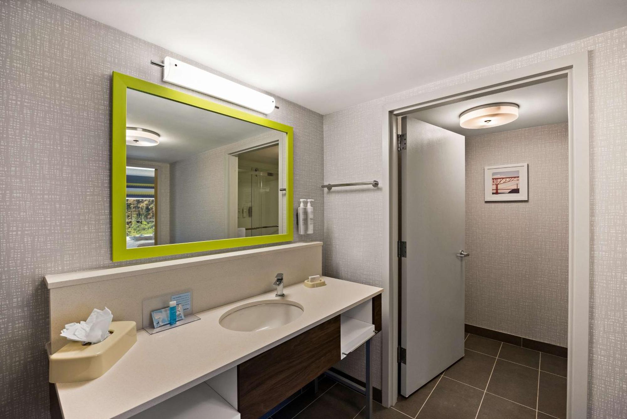 Hampton Inn & Suites Poughkeepsie Spackenkill Экстерьер фото