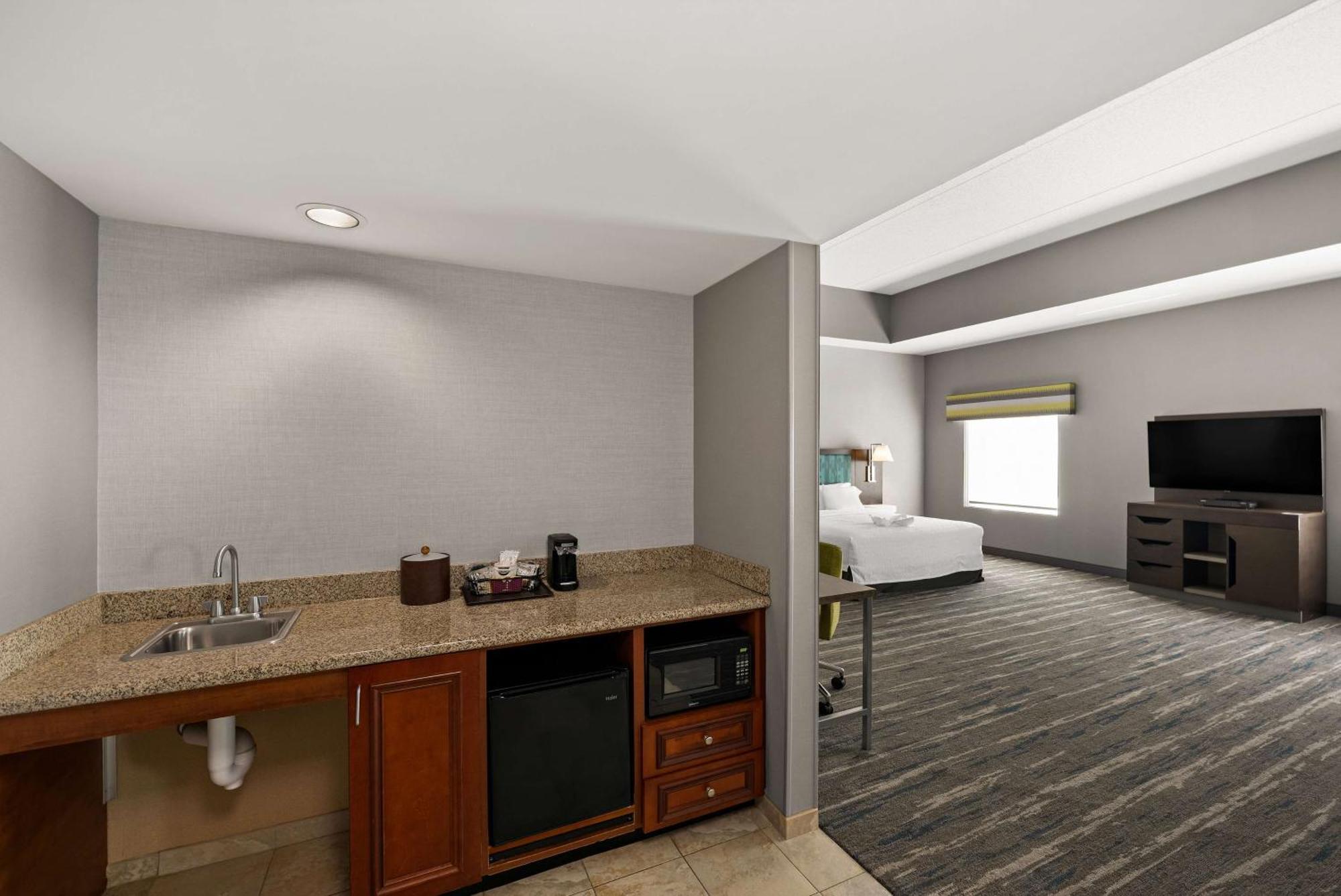 Hampton Inn & Suites Poughkeepsie Spackenkill Экстерьер фото