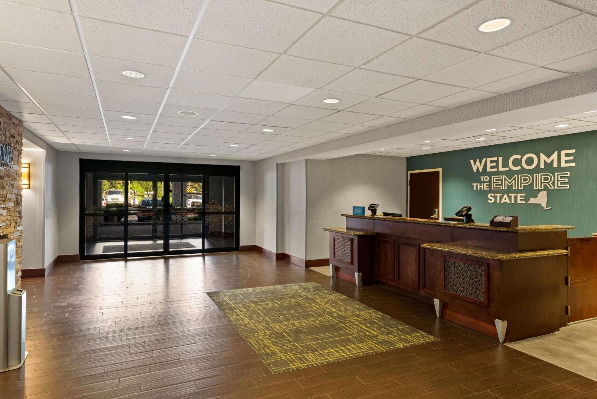 Hampton Inn & Suites Poughkeepsie Spackenkill Экстерьер фото