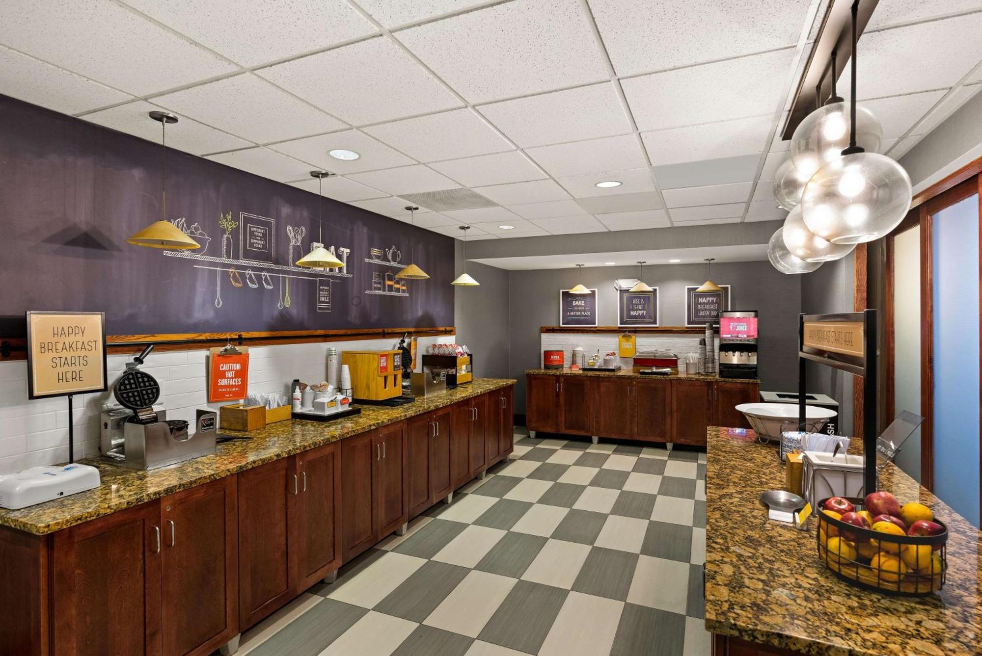 Hampton Inn & Suites Poughkeepsie Spackenkill Экстерьер фото