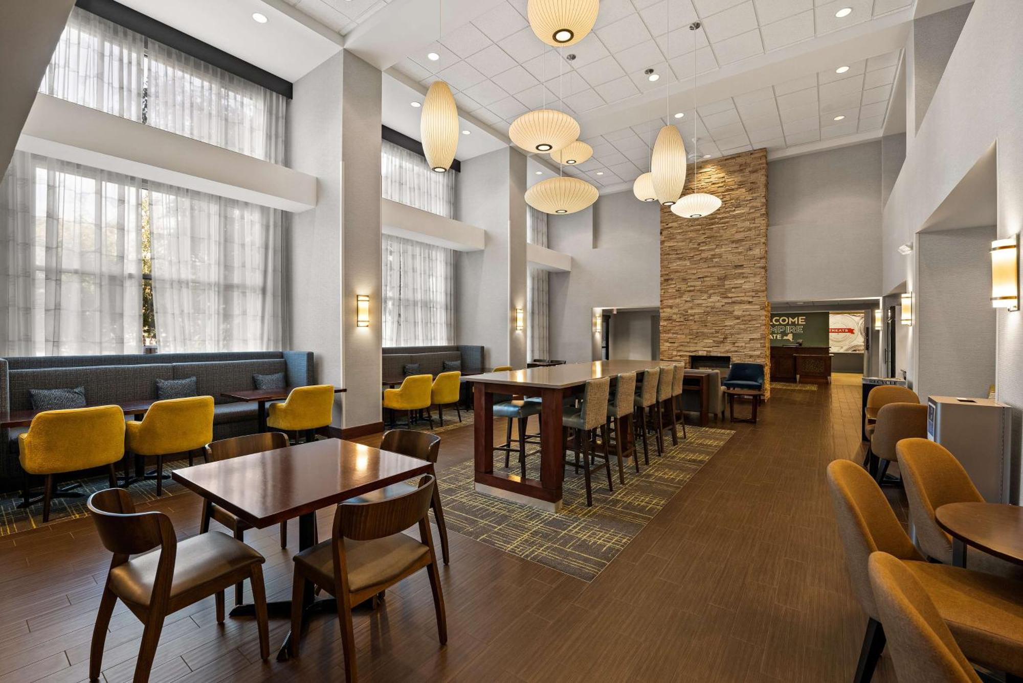 Hampton Inn & Suites Poughkeepsie Spackenkill Экстерьер фото